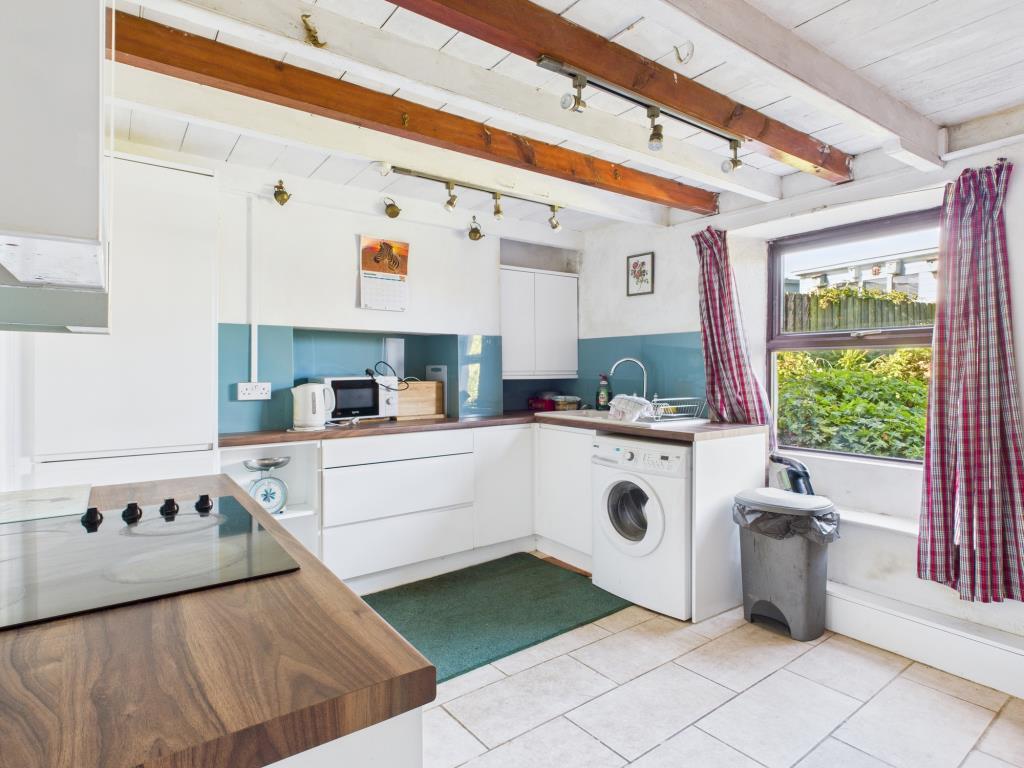 Lot: 142 - TWO-BEDROOM COTTAGE FOR UPDATING - Kitchen